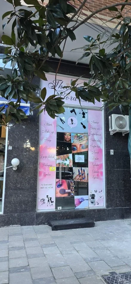 Tirane, jepet me qera dyqan Kati 0, 25 m² 400 € (4 Deshmoret)