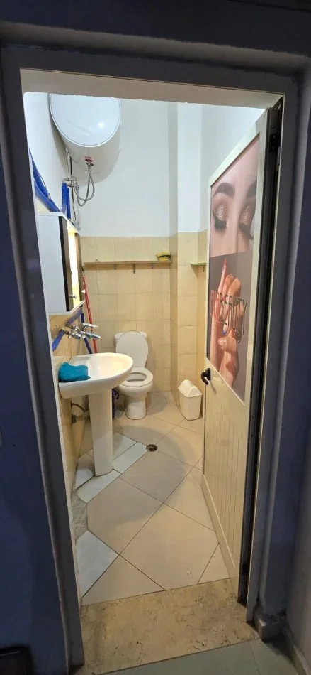 Tirane, jepet me qera dyqan Kati 0, 25 m² 400 € (4 Deshmoret)