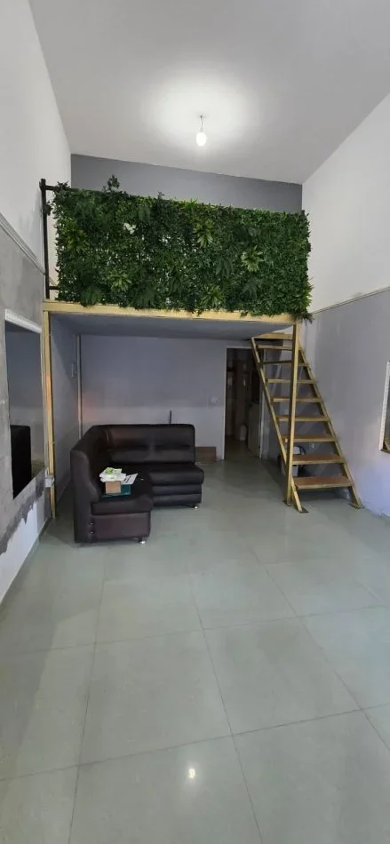 Tirane, jepet me qera dyqan Kati 0, 25 m² 400 € (4 Deshmoret)