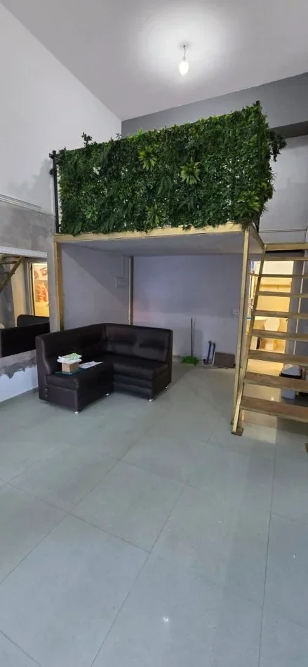 Tirane, jepet me qera dyqan Kati 0, 25 m² 400 € (4 Deshmoret)