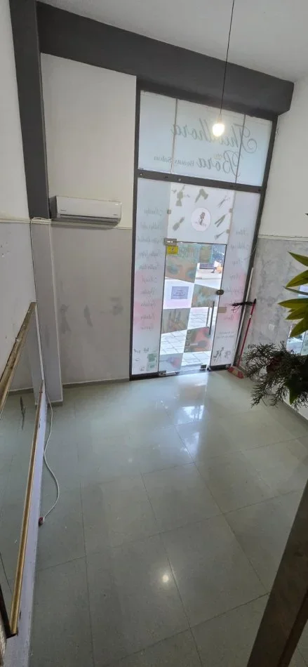 Tirane, jepet me qera dyqan Kati 0, 25 m² 400 € (4 Deshmoret)