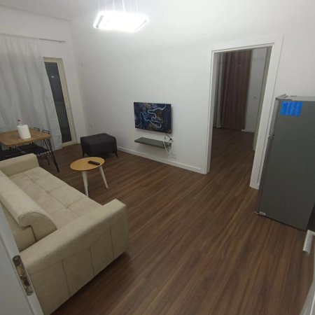 Tirane, jepet me qera apartament 1+1+Aneks+Ballkon Kati 1, 300 € (Baftjar Lici)