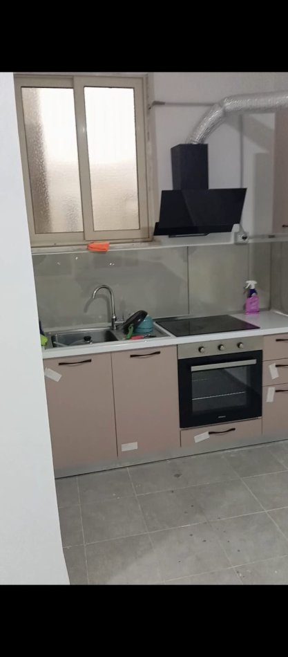 Tirane, jepet me qera apartament 1+1+Aneks+Ballkon Kati 1, 300 € (Baftjar Lici)