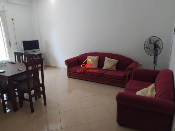 Vlore, jepet me qera apartament 2+1+Ballkon Kati 6, 87 m² 300 € (Rruga Fiqirete Musta)