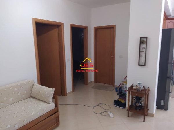 Vlore, jepet me qera apartament 2+1+Ballkon Kati 6, 87 m² 300 € (Rruga Fiqirete Musta)