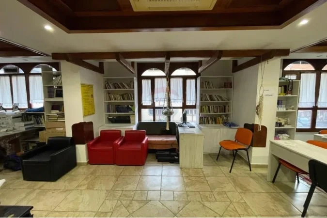 Tirane, jepet me qera zyre Kati 2, 110 m² 800 € (Rruga e Elbasanit)