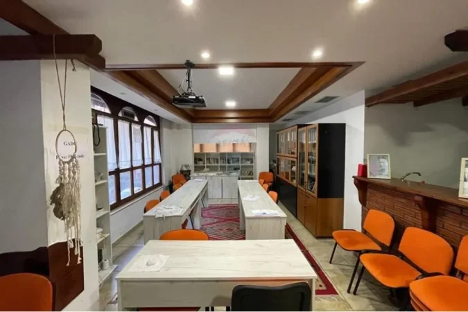 Tirane, jepet me qera zyre Kati 2, 110 m² 800 € (Rruga e Elbasanit)