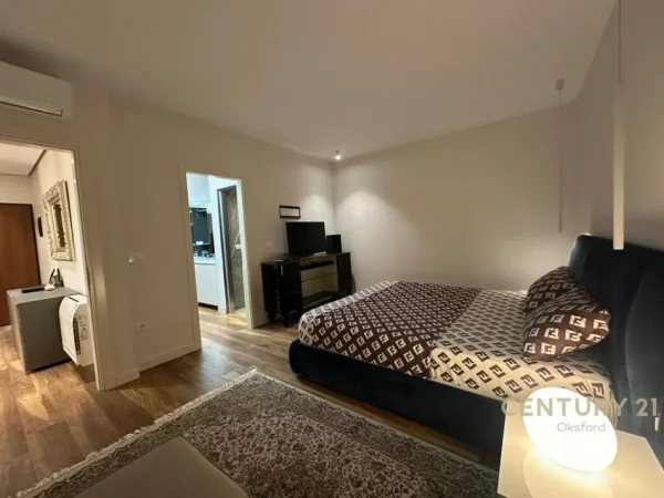 Tirane, jepet me qera apartament 2+1 Kati 11, 138 m² 2.100 € (ish blloku)