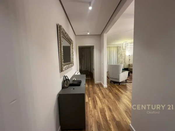 Tirane, jepet me qera apartament 2+1 Kati 11, 138 m² 2.100 € (ish blloku)