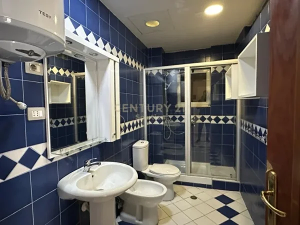 Tirane, jepet me qera ambjent biznesi Kati 1, 100 m² 700 € (komuna e parisit)