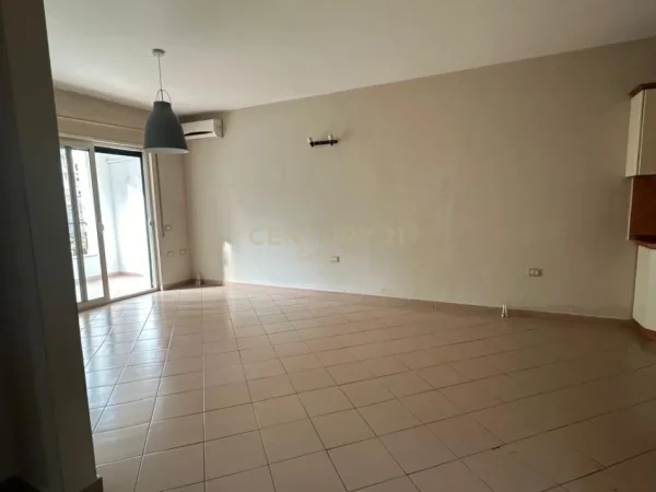 Tirane, jepet me qera ambjent biznesi Kati 1, 100 m² 700 € (komuna e parisit)