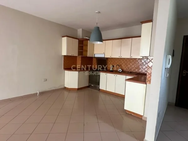 Tirane, jepet me qera ambjent biznesi Kati 1, 100 m² 700 € (komuna e parisit)