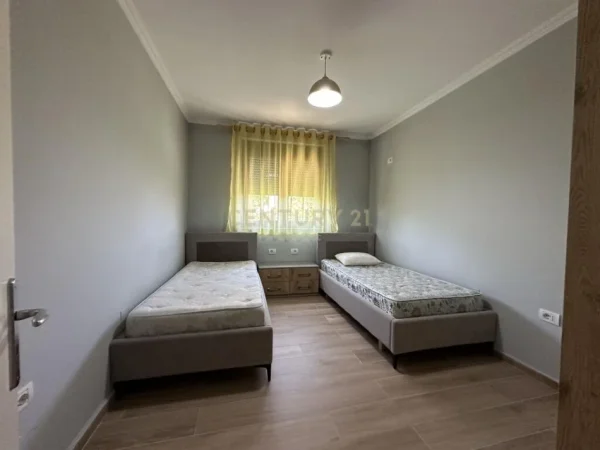 Tirane, jepet me qera apartament 2+1 Kati 3, 80 m² 600 € (ish fusha e aviacionit)