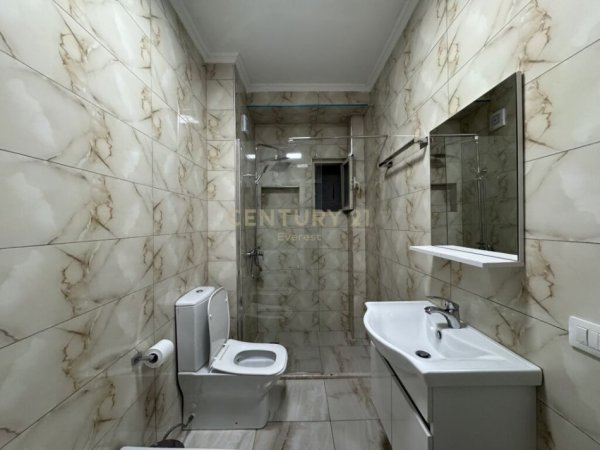 Tirane, jepet me qera apartament 2+1 Kati 3, 75 m² 520 € (ish fusha e aviacionit)