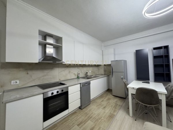 Tirane, jepet me qera apartament 2+1 Kati 3, 75 m² 520 € (ish fusha e aviacionit)