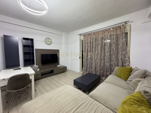 Tirane, jepet me qera apartament 2+1 Kati 3, 75 m² 520 € (ish fusha e aviacionit)