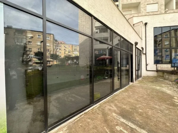 Tirane, jepet me qera ambjent biznesi Kati 0, 121 m² 1.100 € (Brryli)