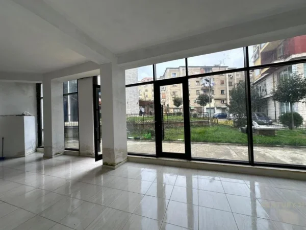 Tirane, jepet me qera ambjent biznesi Kati 0, 121 m² 1.100 € (Brryli)