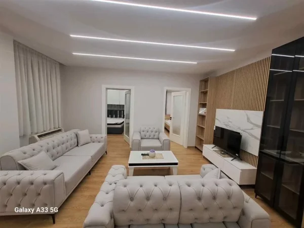Tirane, jepet me qera apartament 2+1+Ballkon Kati 3, 90 m² 650 € (KODRA E DIELLIT)