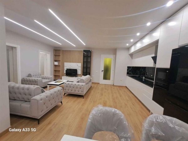 Tirane, jepet me qera apartament 2+1+Ballkon Kati 3, 90 m² 650 € (KODRA E DIELLIT)