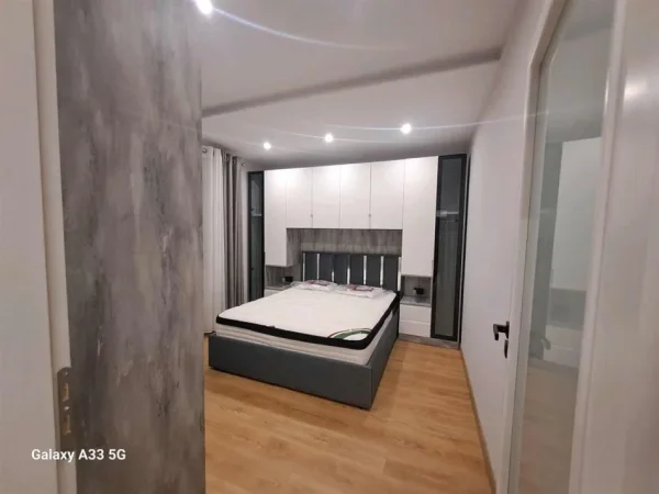 Tirane, jepet me qera apartament 2+1+Ballkon Kati 3, 90 m² 650 € (KODRA E DIELLIT)