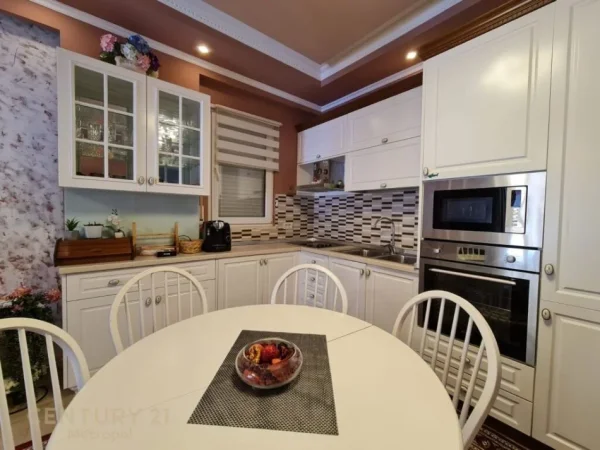 Tirane, jepet me qera apartament 2+1+Aneks+Ballkon Kati 5, 95 m² 650 € (LIQENI I THATE)
