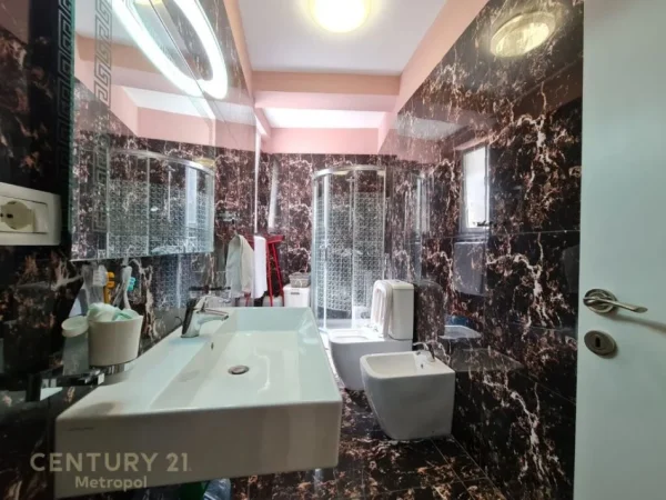 Tirane, jepet me qera apartament 2+1+Aneks+Ballkon Kati 5, 95 m² 650 € (LIQENI I THATE)