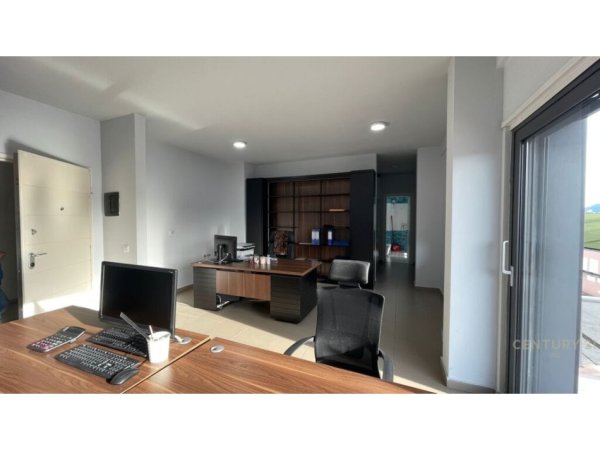 Tirane, jepet me qera zyre , 86 m² 800 € (Zogu i Zi)