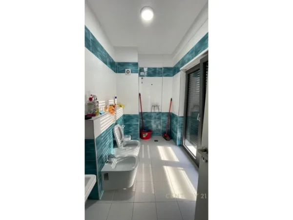 Tirane, jepet me qera zyre , 86 m² 800 € (Zogu i Zi)