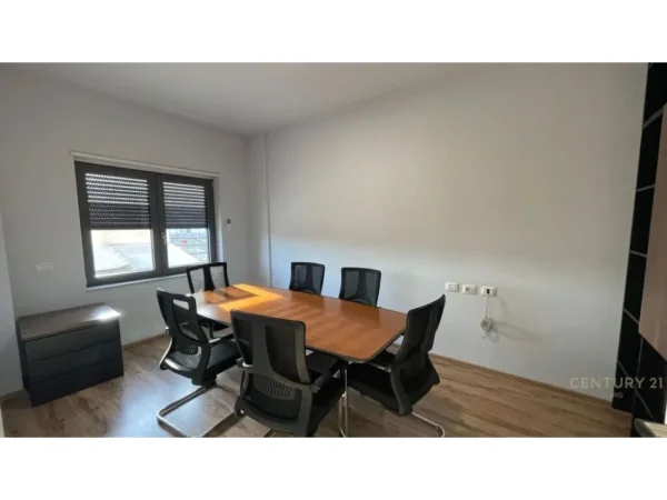 Tirane, jepet me qera zyre , 86 m² 800 € (Zogu i Zi)