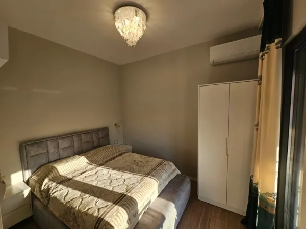 Tirane, jepet me qera apartament 1+1 Kati 3, 77 m² 1.000 € (Rruga e Kavajes)