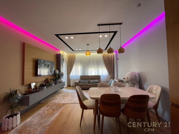 Tirane, shes apartament 1+1 Kati 4, 85 m² 165.000 € (Komuna e Parisit, mbi Kristal Center)