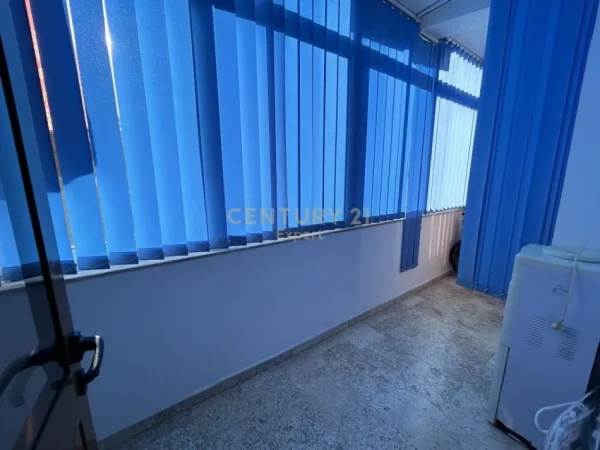 Tirane, jepet me qera apartament 2+1+Aneks+Ballkon Kati 2, 103 m² 650 € (RRUGA E DURRESIT)