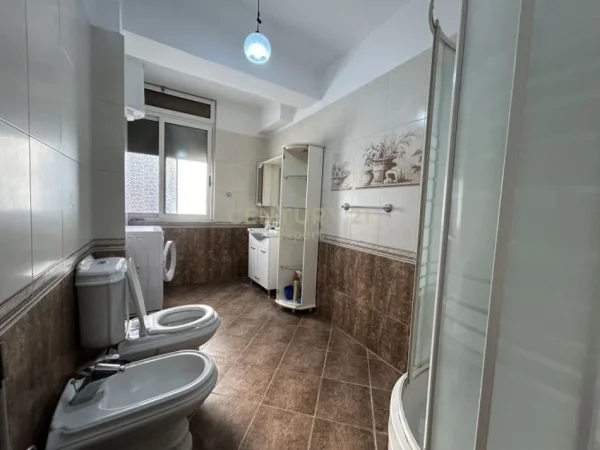 Tirane, jepet me qera apartament 2+1+Aneks+Ballkon Kati 2, 103 m² 650 € (RRUGA E DURRESIT)