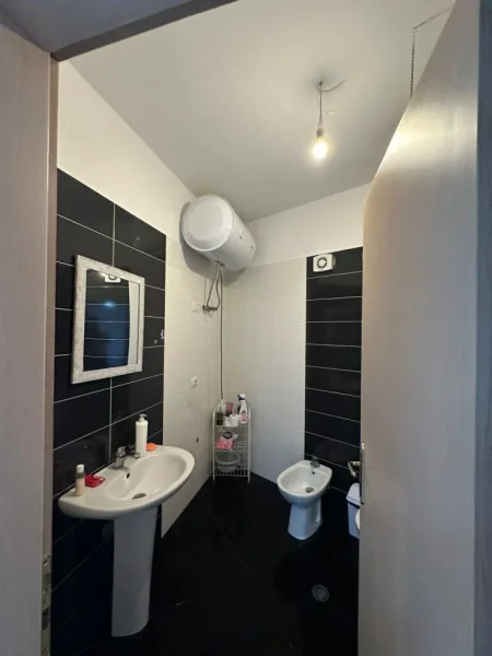 Tirane, jepet me qera apartament 1+1 Kati 8, 65 m² 550 € (Bulevardi Migjeni)