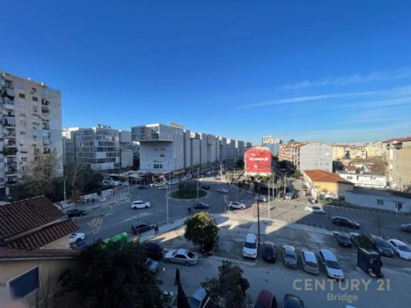 Tirane, jepet me qera apartament 2+1+Aneks+Ballkon Kati 4, 115 m² 800 € (Komuna e Parisit)