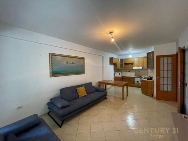 Tirane, jepet me qera apartament 2+1+Aneks+Ballkon Kati 4, 115 m² 800 € (Komuna e Parisit)