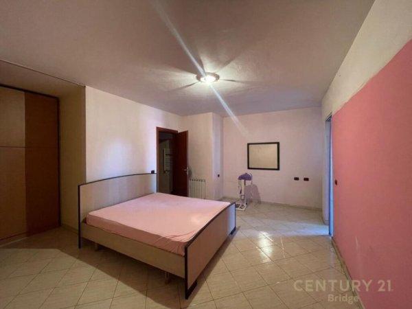 Tirane, jepet me qera apartament 2+1+Aneks+Ballkon Kati 4, 115 m² 800 € (Komuna e Parisit)