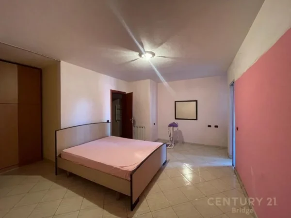 Tirane, jepet me qera apartament 2+1+Aneks+Ballkon Kati 4, 115 m² 800 € (Komuna e Parisit)