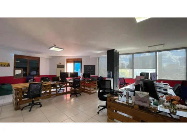 Tirane, jepet me qera zyre Kati 6, 371 m² 3.000 € (Stacioni i Trenit)