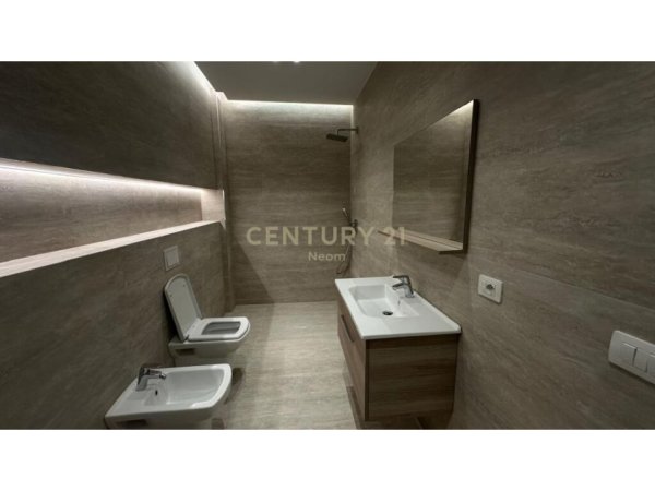 Tirane, jepet me qera apartament 1+1+Aneks+Ballkon Kati 1, 61 m² 600 € (Liqeni i Thate)