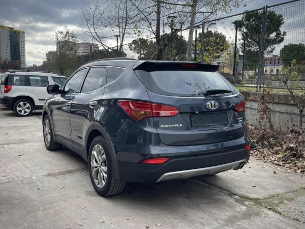 Tirane, shes makine HYUNDAI SANTA FE Nafte, gri e erret automatik Klima 157.000 km 12.400 €