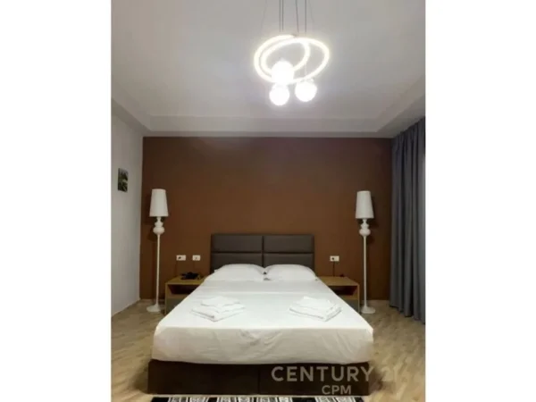 Tirane, jepet me qera hotel Kati 4, 624 m² 6.000 € (Kombinat)