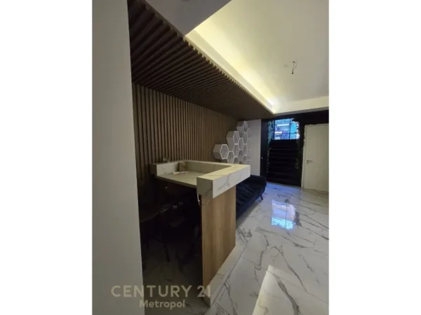 Tirane, jepet me qera zyre , 86 m² 950 € (RRUGA E DURRESIT)