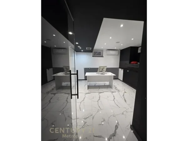 Tirane, jepet me qera zyre , 86 m² 950 € (RRUGA E DURRESIT)