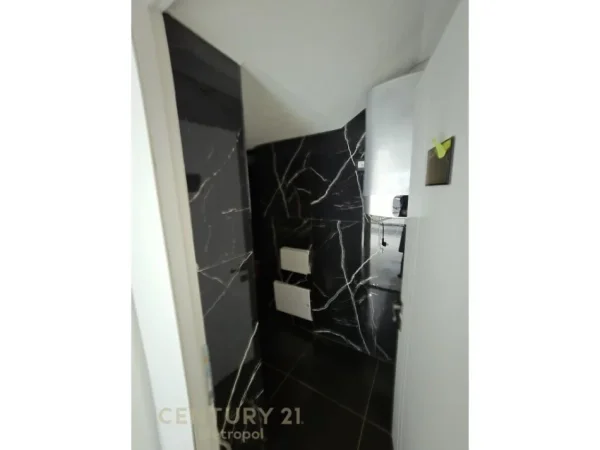 Tirane, jepet me qera zyre , 86 m² 950 € (RRUGA E DURRESIT)