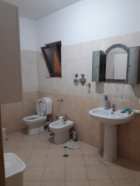 Tirane, jepet me qera apartament 3+1+BLK Kati 3, 110 m² 40.000 Leke (Rruga Muhamed Deliu)