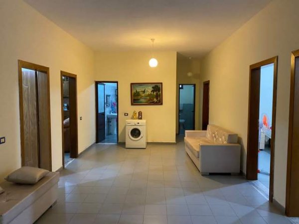 Tirane, jepet me qera Vile 4+1+BLK Kati 1, 363 m² 600 Euro (Don Bosko)