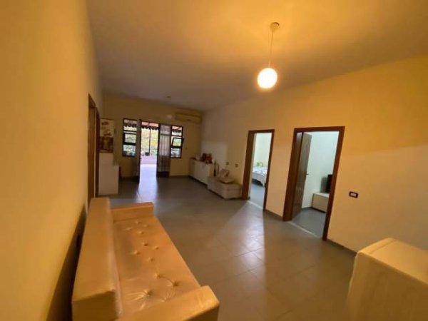 Tirane, jepet me qera Vile 4+1+BLK Kati 1, 363 m² 600 Euro (Don Bosko)