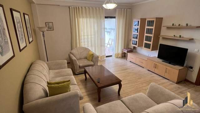 Tirane, jepet me qera apartament 2+1 Kati 8, 130 m² 700 Euro (Bllok)
